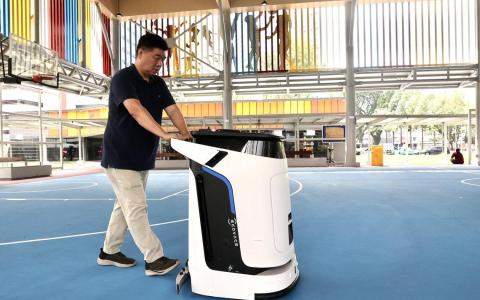 大巴窑西巴刹与小贩中心试用清洁机器人
