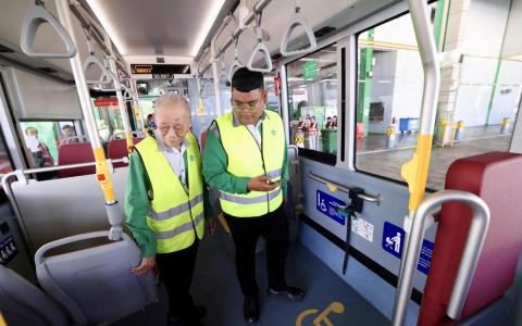 调整职务工时也为后进提供“友伴” 公共巴士业者贴心留住老车长  