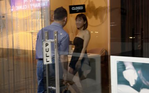 色情按摩院“飞入寻常百姓家”，让不少组屋居民不堪其扰。（档案照片）