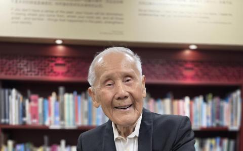 王赓武教授将在5月7日下午4时半，分享最新的英文版自传里的一些内容及观点。这是今年城市阅读节的重点项目之一。（档案照片）