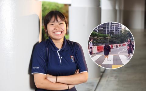 巴特礼中学学生刘可萱因过斑马线时向车主鞠躬挥手而走红网络，被网民称为“鞠躬女孩”。许多网民好奇她是否来自日本家庭，但其实她是土生土长的新加坡人。（吴先邦摄）