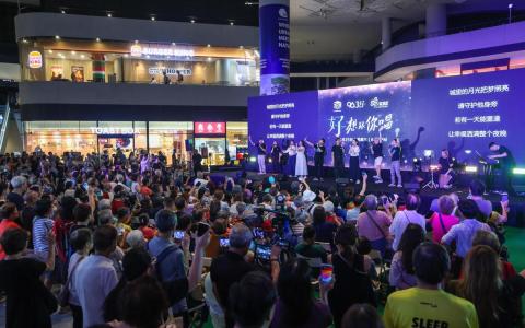 96.3好FM众DJ联手实践剧场演员最后以一曲《城里的月光》，在观众亮起的一片手机灯光下，结束“好想跟你唱”的活动。（白艳琳摄）