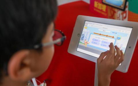 《趣学华文》目前设有小学四年级闯关挑战，旨在通过游戏化学习方式，让学生在轻松的过程中复习课本内容、认识生字词，并提升语文应用与口语表达能力。（白艳琳摄）