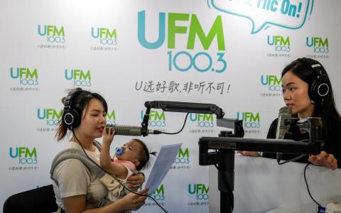 公众有机会当上DJ，戴上耳机录制一段广播内容，体验担任DJ的过程，感受电台主持的魅力。（叶振忠摄）