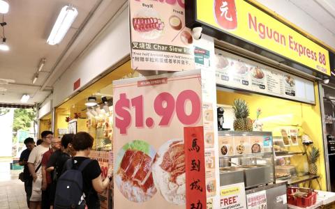 鸡饭摊以1元9角售卖鸡饭，至少已有将近一年。（联合早报）