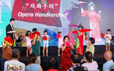不少孩童星期天（4月26日）在“新加坡文Fun节”嘉年华登台，向戏曲演员学习舞动手绢与马鞭，从中感受传统文化的韵味与活力。（林明顺摄）