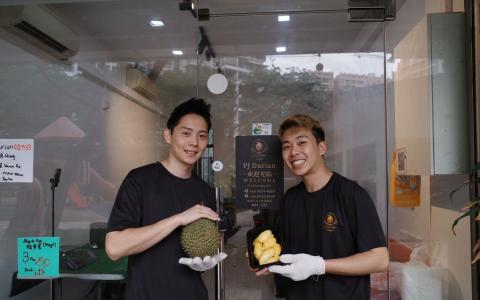 P’J水果店由蔡明伦（右）于2024年7月创立，李创财（左）在三个多月后以合伙人身份加入。（董柏汝摄）