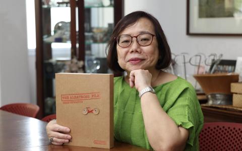 《信天翁档案：揭开新马分家内情》去年12月发布，收录《信天翁档案》中23份解密文件、10位建国元勋和关键人物口述访问的逐字稿。新书主编沈丽群（Susan Sim）说，编书的目的不是要告诉读者如何思考，而是通过提供可靠的史料和证据，协助读者做出知情的判断。（郑一鸣摄）