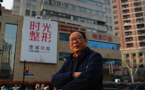 上海文坛美食家沈嘉禄出生的弄堂，原本正对着一家中医院，如今已成整形医院。（严宣融摄）