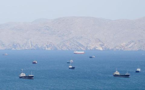 美国禁向伊朗付海峡通行费 或准备长期实施海上封锁