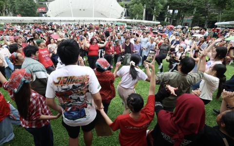 第四届劳动节集会由“新加坡气候集会”（SG Climate Rally）和工人权益组织“赋能于工人”（Workers Make Possible）联办。这是两个公民组织首次联办集会。（郑一鸣摄）