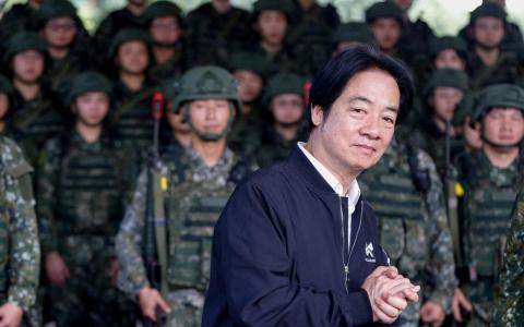 台湾总统府辟谣“赖清德妻子在美购豪宅”的网传消息，称相关说法是恶意造谣。图为赖清德2025年12月在台湾宜兰视察后备军人训练。（路透社档案照）
