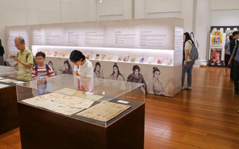 “纸上江湖——武侠小说的百年想象”特展5月1日至7日期间，在旧国会大厦艺术之家二楼免费对外开放。公众不仅可以看到《新明日报》连载武侠小说的原件，以及小说初版的单行本，还能近距离看到金庸《笑傲江湖》和古龙《陆小凤》的亲笔手稿。（白艳琳摄）