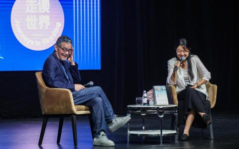 中国作家苏童（左）在2026年城市阅读节上，分享长篇小说《好天气》的创作故事，主持人为《联合早报》影音群主任王舒杨。（陈斌勤摄）
