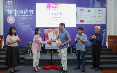 传染病专家梁玉心教授首本华文个人回忆录《疫线人生》，星期六（5月2日）在旧国会大厦艺术之家举行新书发布暨分享会，吸引近200名观众到场。社会政策统筹部长兼保健卫生部长王乙康（右三）主持仪式。右一是新报业媒体首席执行官陈英杰，右二是新报业媒体信托主席许文远。左一是《联合早报》资深特稿员苏秉苓，也是本书的撰写者。（白艳琳摄）