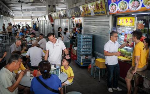 勿洛肺结核病例群影响熟食中心生意 唐振辉陈杰豪与基层义工共用餐表支持