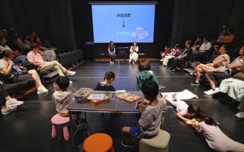 城市阅读节星期天在旧国会大厦艺术之家举办了《钱从天上掉下来》新书分享会，作者黎嘉宜（舞台中央右侧）与插画家周美燕（左）与公众分享培养孩子金钱观的育儿心得。（唐家鸿摄）