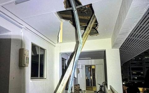 铁梁从施工建筑飞落 砸穿组屋走廊天花板