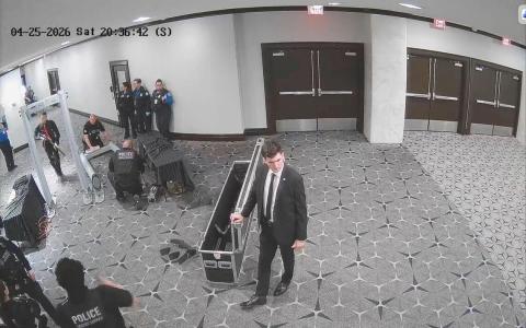 白宫新闻秘书莱维特说，人们每天都会听电视主持人、播客主持人的节目，全国各地精神失常的人日复一日听着这些有关总统的疯狂言论时，就会受刺激而做出疯狂的事。图为枪手（左）持着长枪闯进晚宴会场外的保安区。（路透社）