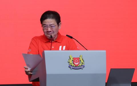 黄循财总理在五一劳动节集会上致辞时，念出一名在空军部队协助下顺利回国的同胞所写的感言，一度哽咽。（联合早报）