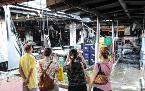 后港1道第106座组屋的咖啡店失火，据《联合早报》了解，当局已派人检查咖啡店户外用餐区的顶棚，并未发现结构受损。（关俊威摄）