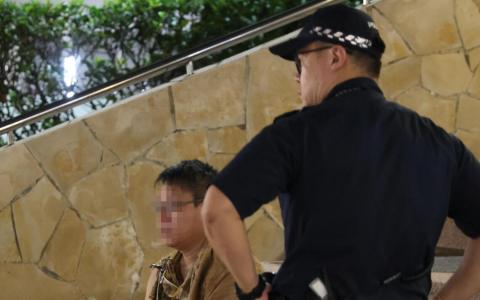 一名44岁男子（左）因涉嫌恶意纵火被捕。（梁麒麟摄）