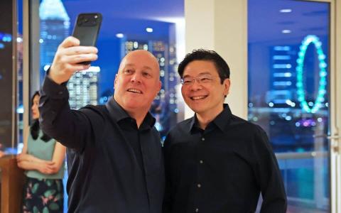 新西兰总理拉克森（左）与黄循财总理5月3日在新加坡共进晚餐，意外“撞衫”。（取自黄循财脸书）