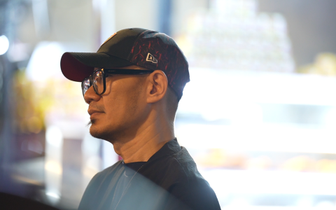 张吉安曾在吉隆坡半山芭的嘛嘛档，展开三年的田野调查。（视频截图）