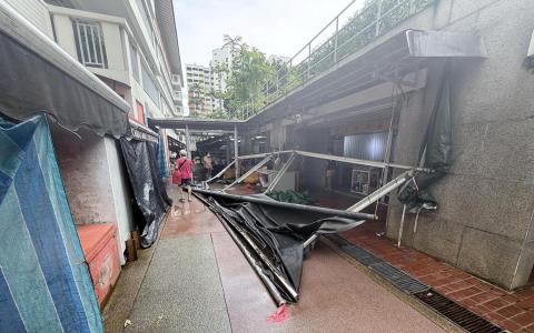 遮雨棚铁架塌落，遮雨布脱离。（黄诗雨摄）