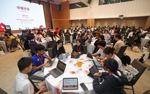 星期五（5月8日）参与华文大学先修班研讨会的学生们通过小组讨论撰写推广本土文化的商业计划，以及就AI对教育和就业的影响探讨应对方案。（陈渊庄摄）