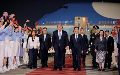 特朗普飞抵北京韩正接机 美国务卿防长商界巨头随行