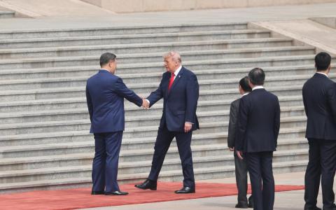 中美两国元首星期四（5月14日）早上在北京人民大会堂会晤，两人握手问候。（路透社）