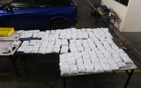 两男女被指企图走私超过1万2000个含有麻醉剂依托咪酯的电子烟弹进入我国，结果被控上法庭。（卫生科学局提供）
