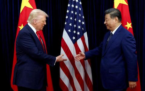 美国总统特朗普（左）与中国国家主席习近平去年10月30日，在韩国釜山举行亚太经济合作组织（APEC）峰会期间，于金海国际机场举行双边会晤时握手。（路透社档案照片）