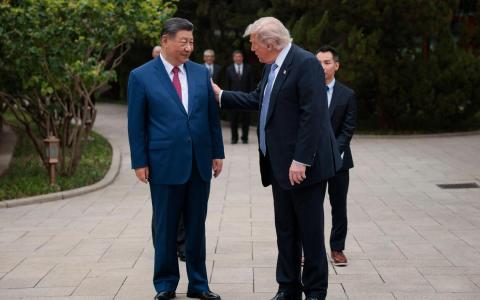 美国总统特朗普（右）星期五（5月15日）在参观北京中南海花园的行程结束后，准备离开时，向中国国家主席习近平（左）致意。（法新社）