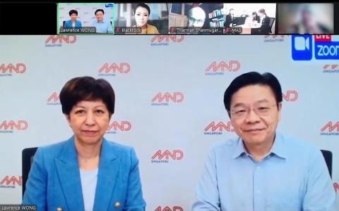 警方星期六（5月16日）晚上发文告并公开骗子制造的一场深伪Zoom视频会议画面，会议内容称与霍尔木兹海峡局势有关，并包括尚达曼总统（上方小图左三）、黄循财总理（大图，右）、英兰妮部长（大图，左）和新加坡金融管理局官员，以及加拿大外交部长和阿拉伯联合酋长国总统高级外交顾问等外国官员，还有来自贝莱德（BlackRock）等私企的代表。（新加坡警察部队提供）