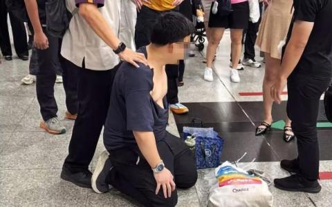 疑似偷拍他人裙底的男子经一番追逐后被制服，上衣在过程中被扯破。（取自互联网）