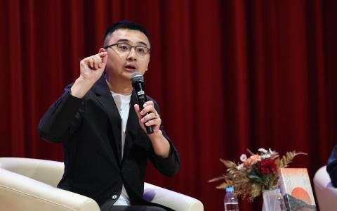 自媒体创作者、金庸“骨灰级读者”六神磊磊来到新加坡，在城市阅读节上分享金庸小说的几种打开方式。（周国威摄）