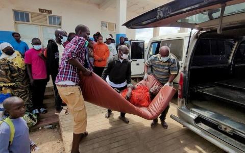 A man is carried from an ambulance as he arrives at Bunia General Referral Hospital following confirmation of an Ebola outbreak involving the Bundibugyo strain in Bunia, Ituri province, Democratic Republic of Congo, May 16, 2026.  Picture taken with a mobile phone. REUTERS/Victoire Mukenge     TPX IMAGES OF THE DAY（REUTERS）