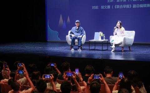 在《联合早报》副总编辑兼副刊主任胡文雁（右）的主持下，中国作家金宇澄（左）在新电信水滨剧院分享城市经验，现场反应热烈，为2026年城市阅读节画上圆满句点。（李冠卫摄）
