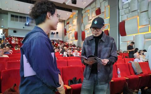 电影导演兼乡音考古工作者张吉安（右）的电影叙事多围绕民间信仰与历史事件展开。他星期天担任“城市城事”论坛的主讲嘉宾时，有不少观众把握机会与他交流。（张俊杰摄）