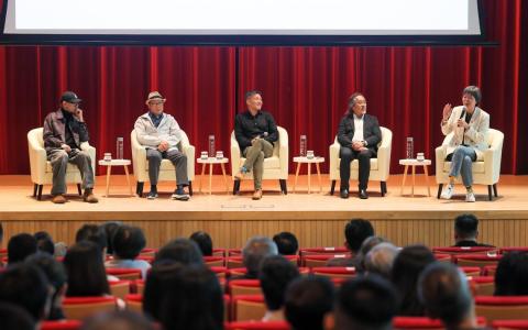 “城市城事”文化论坛上，来自吉隆坡、上海、新加坡和台北的四位嘉宾，围绕“城市与人：记忆、想象与重构”对谈。图为电影导演及乡音考古工作者张吉安（左起）、上海作家沈嘉禄、新加坡亚洲文明博物馆前馆长陈威仁、建筑师姚仁喜，以及主持对谈会的新报业媒体华文媒体集团社长李慧玲。（张俊杰摄）