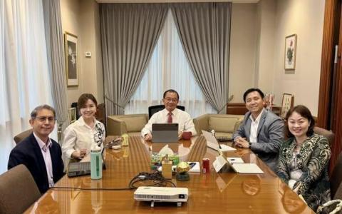马林百列—布莱德岭集选区行动党团队在2025年大选无对手自动当选。团队包括主管回教事务代部长兼内政部高级政务部长费绍尔副教授（左起）、陈佩玲、国会议长谢健平、内政部兼社会及家庭发展部政务部长吴培铭，以及彭丽燕五位议员，都努力深耕基层了解民意。（取自谢健平脸书）