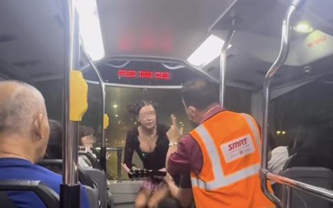 新西兰籍女歌手琪拉·皮斯在本地一辆双层巴士上献唱并拍摄传上网，引发许多网民声讨。（取自网络）