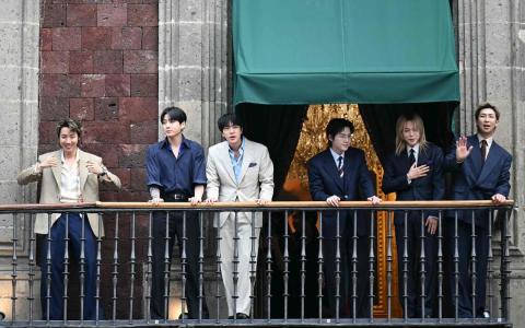 韩国顶流天团BTS将在世界杯决赛中场秀领衔演出。图为他们上周到墨西哥举办演唱会时现身联邦行政机构所在地国家宫阳台，引起全场轰动。（法新社）