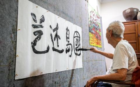 获奖的《艺述岛国》系列纪录片分别走进五位本地杰出艺术家的创作人生与心路历程，感受他们为新加坡织就的多元人文底色。这五位艺术家是：已故书画家林子平（图）、舞蹈家严众莲、作家尤今、相声与剧作家韩劳达，以及声乐家陈毓申。（叶振忠摄）