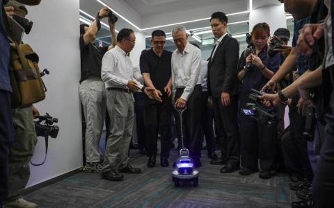 【视频】李资政参访上海机器人孵化器  体验导盲机器人