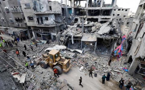 5月21日，以军预先警告民众撤离后，袭击了位于加沙地带中部迈加齐难民营的一处房屋。（路透社）
