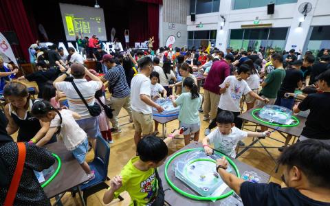 141名居民齐聚挑战战斗陀螺 载入新加坡纪录大全