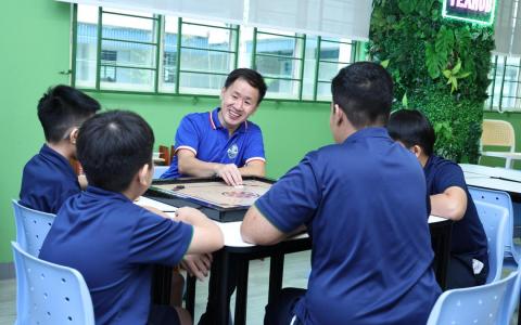 携手教师化身“良师益友” 学校关怀辅导员守护学生福祉